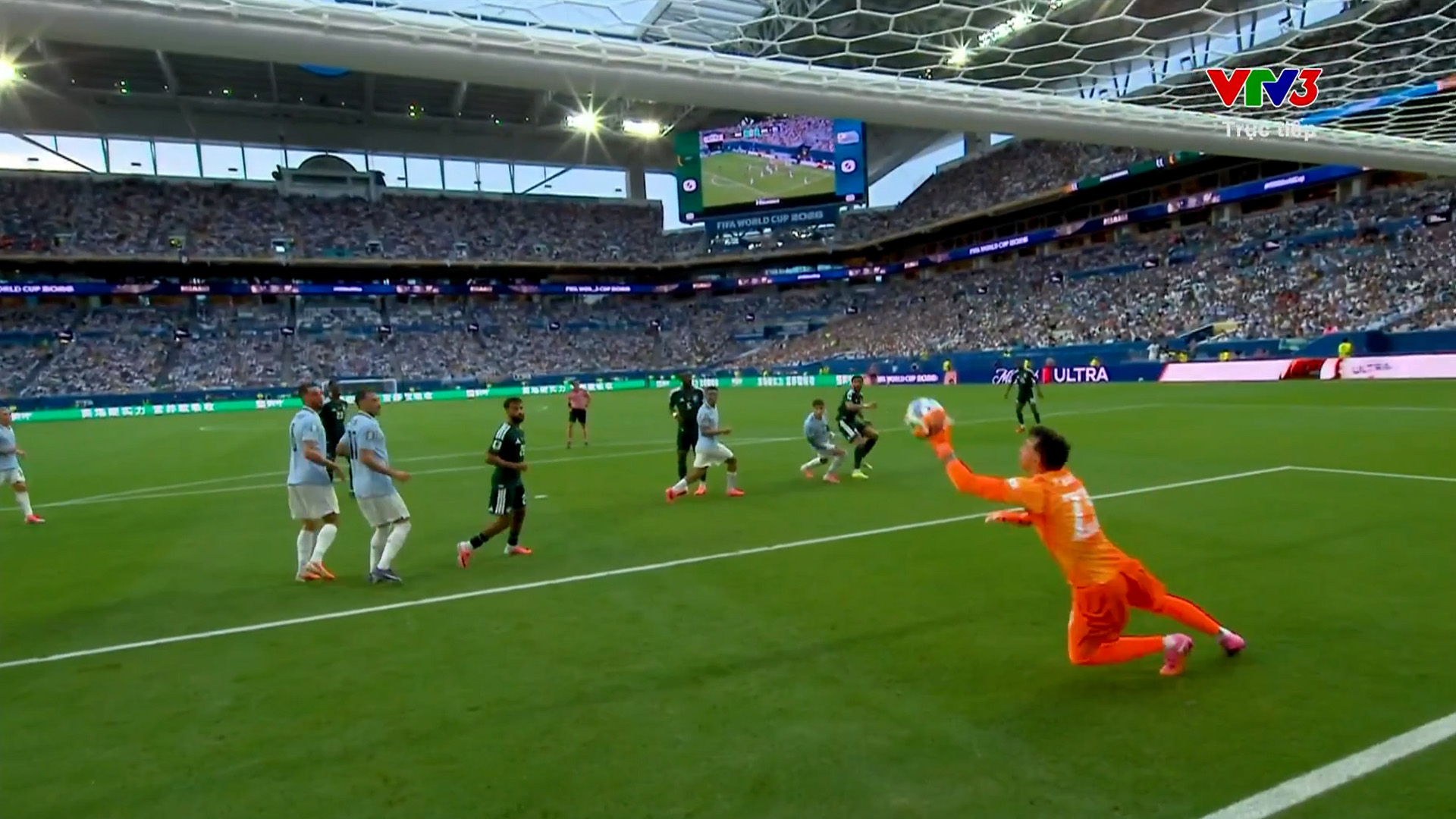 Các thủ môn Al-Owais và Muslera thi nhau trổ tài
