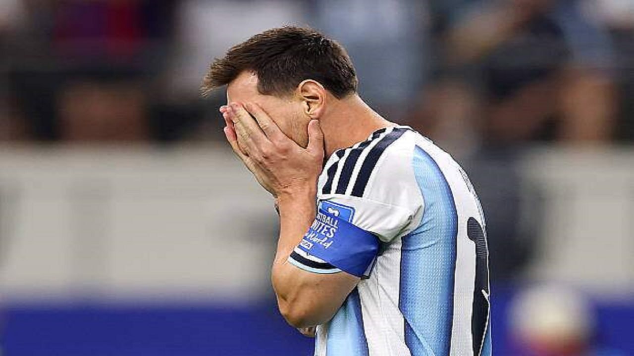 Phạt đền cho Argentina nhưng Messi đá hỏng