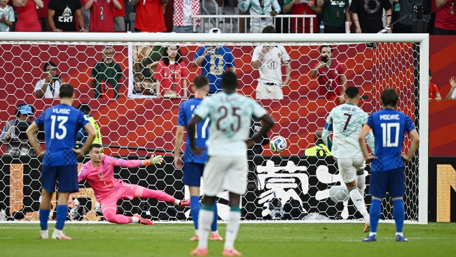 Veiga mang về quả đá phạt đền, Ronaldo cân bằng tỉ số trận đấu