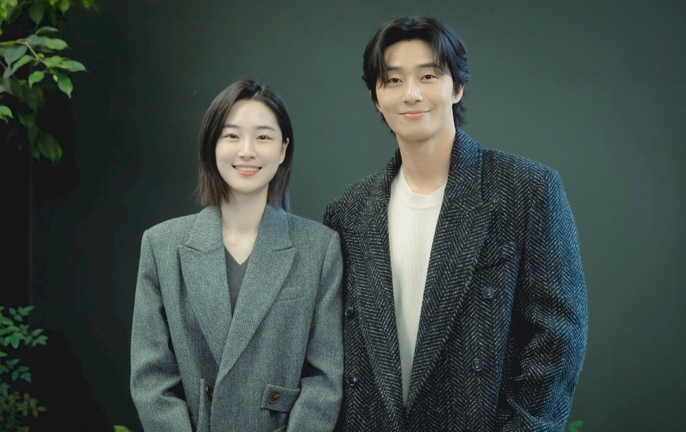 Phim "Surely Tomorrow" tập 1: Park Seo Joon tái xuất, chạm mặt tình cũ Won Ji An giữa tâm bão scandal