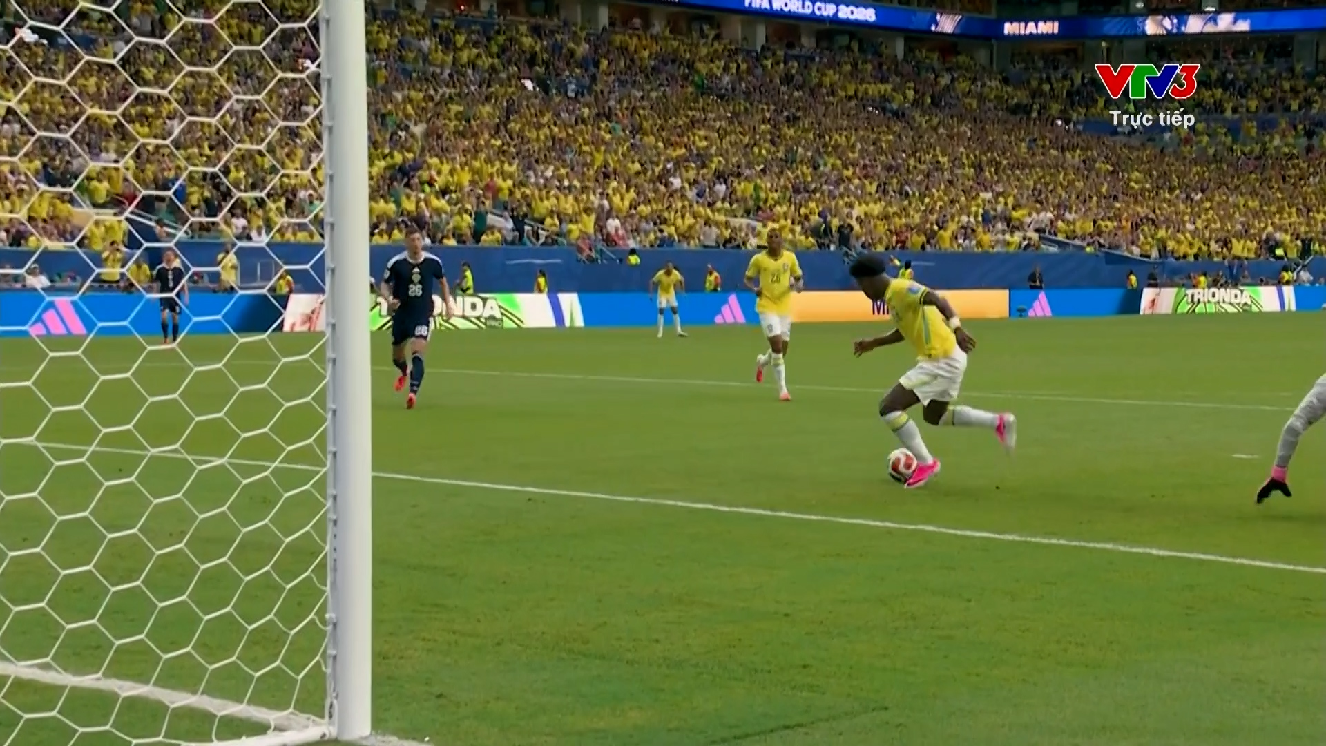 Vinicius sút bóng vào lưới trống mở tỷ số cho Brazil