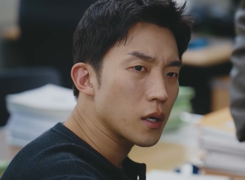 Review Sát Thủ Nội Trợ – A Bona Fide Killer tập 3-4: Oh Hyun-nam trở thành fan cuồng của Yoo Bo-na