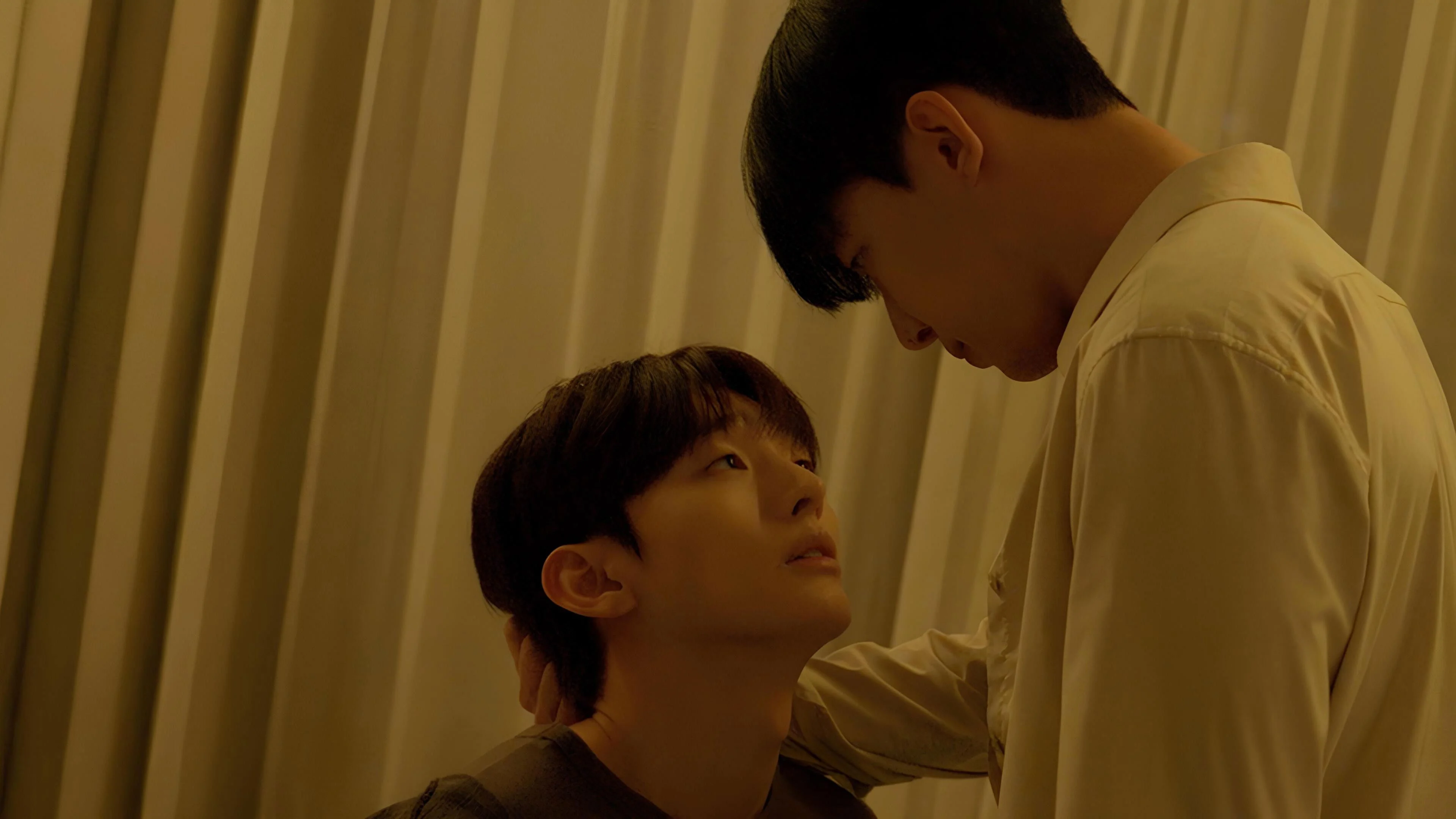 Phim Thundercloud Rainstorm (2025) tập 2: Sự kiểm soát nghẹt thở dưới mái nhà chung