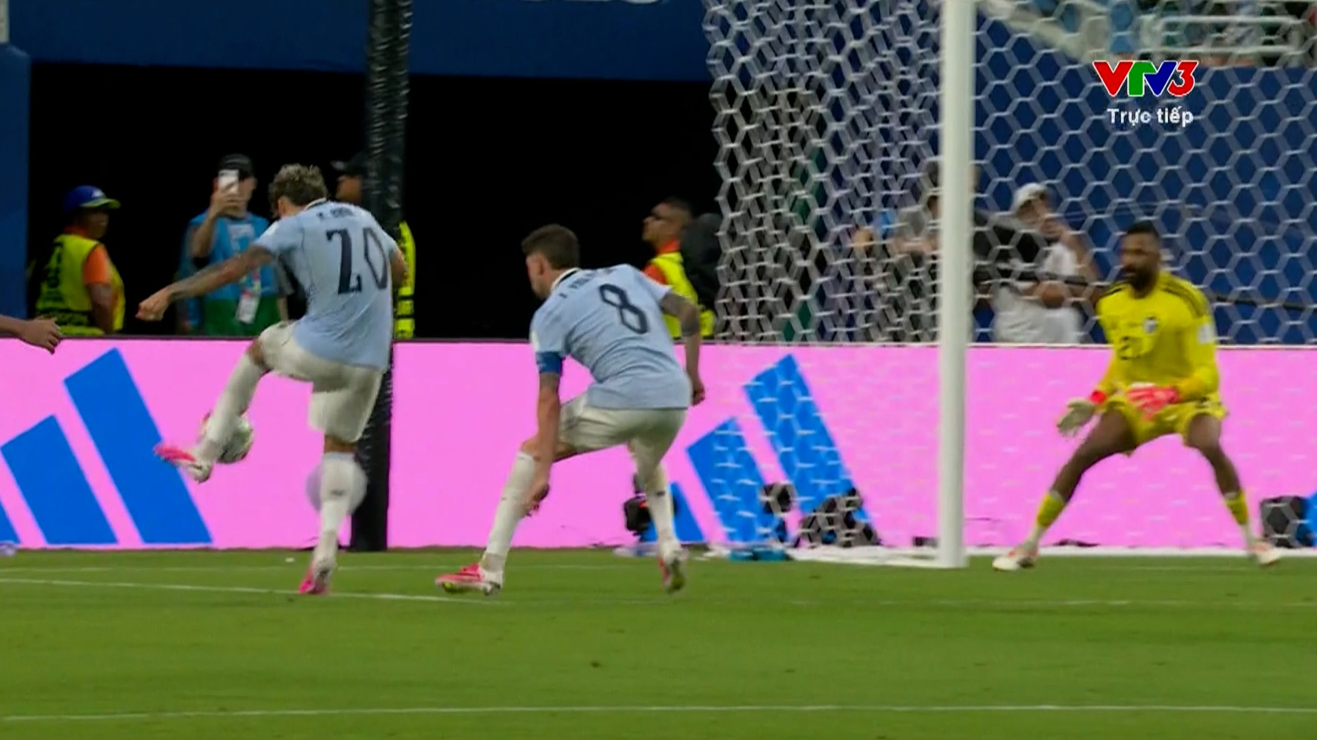 Max Araujo gỡ hòa cho Uruguay